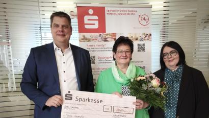 Bild: Margit Mösbauer
Von links: Stellvertretender Gebietsdirektor Christian Liebl, Gewinnerin Maria Sorgenfrei mit Beraterin Angela Ziegler.