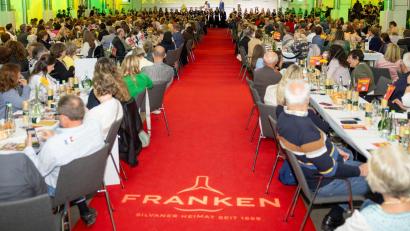 Bild: Julien Becker/dpa
Erstmals kämpft ein Mann um die Weinkrone. (Archivbild)