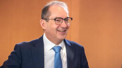 Bild: Michael Kappeler/dpa
Dobrindt will den Verfassungsschutz ausbauen - auch über den reinen Nachrichtendienst hinaus. (Archivbild)