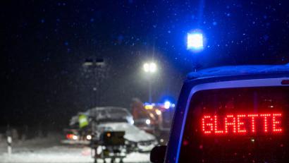 Bild: Stefan Puchner/dpa
Auf der verschneiten Bundesstraße 12 warnt an einer Unfallstelle ein Polizeifahrzeug vor Glätte.