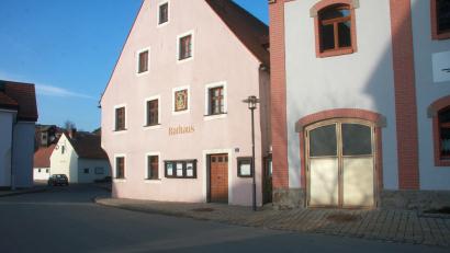 Bild: wro
Das Rathaus in Falkenberg ist kommunalpolitisch kein besonders umkämpfter Ort. Nur zwei Listen sind für den Marktrat nominiert.