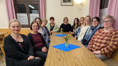 Bild: Paul Zrenner
Verjüngt ist seit der jüngsten Mitgliederversammlung der Vorstand des KDFB-Zweigvereins Münchenreuth. Am Tisch im Vereinsheim die Frauen, die sich im bisherigen und neuen Vorstandsteam engagiert haben und engagieren (von links): Kathrin Wurm und Christa Schafleitner (bisher), Bezirksvorsitzender Monika Sommer, Irene Kraus und Monika Grötsch (bisher), Christine Sommer (neu), Silvia Hausner und Sandra Ernstberger (machen im neuen Team weiter) Sonja Heindl und Cornelia Siller (neu), Sandra Wifling (macht im neuen Team weiter).