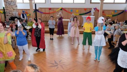 Bild: do
Mit einem Gute-Laune-Tanz zündet das "Weibervolk von Oberbibrach" im Schützenhaus ein närrisches Sonntagsvergnügen.