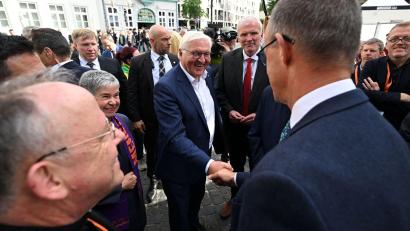 Bild: Hendrik Schmidt/dpa
Frank-Walter Steinmeier und Friedrich Merz waren auch beim Katholikentag vor zwei Jahren in Erfurt. (Archivbild)