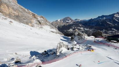 Bild: Alessandro Trovati/AP/dpa
Die Tofane-Strecke wird ein bedeutender Teil der Olympischen Winterspielen 2026 in Cortina d'Ampezzo sein. In der Region ist die Schneehöhe deutlich gesunken. (Archivbild)