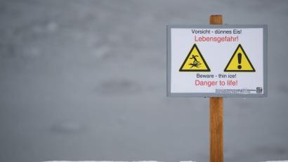 Bild: Sven Hoppe/dpa
Das Eis auf dem Bach war nicht dick genug, um den Jungen zu tragen. (Symbolbild)