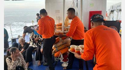 Bild: Uncredited/Philippine Coast Guard/dpa
Die Einsatzkräfte suchen noch nach Überlebenden.