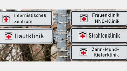Bild: Daniel Karmann/dpa
Hinweisschilder zu den verschiedenen Krankenhäusern des Erlanger Uniklinikums. (Archivbilder)