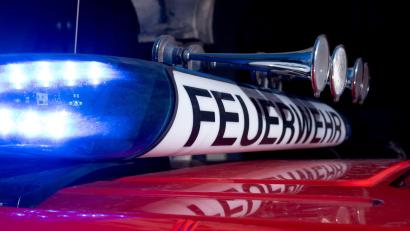 Bild: Niklas Treppner/dpa
Die Feuerwehr löschte den Brand im Kellerraum des Mehrfamilienhauses. (Symbolbild)