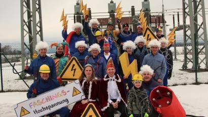 Bild: Lukas Forster
"Fasching steht Münchenreuth total unter Strom": Passend zum Motto des Faschingszugs haben sich die Schlüsselclub-Mitglieder vor einem Strommast postiert.