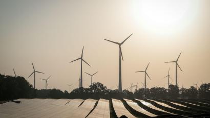 Bild: Kay Nietfeld/dpa
Seit dem Jahr 2023 gab es im Schnitt 15 Tage mit wenig Wind und Sonne. (Archivbild)