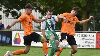 Archivbild: Hans Mark
Zwei Schlichter versuchen in dieser Szene den Wernberger Bastian Lobinger am Abschluss zu hindern - klappt nur bedingt. Beim 1. FC Schlicht ist man mit der bisherigen Bezirksliga-Saison ebenfalls nur bedingt zufrieden.