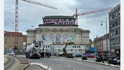 Bild: Ulf Vogler/dpa
Nachdem das historische Theater in Augsburg seit Jahren saniert wird, muss nun auch die Freilichtbühne wegen Baumängeln geschlossen werden. (Archivfoto)
