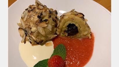 Bild: Michael Schiffer
Die Wolfgang-Amadeus-Kartoffelknödel sind mit Pflaumen, Nougat und Marzipan gefüllt.