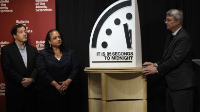 Bild: Pablo Martinez Monsivais/AP/dpa
Der Stand der „Weltuntergangsuhr“ wird vorgestellt.