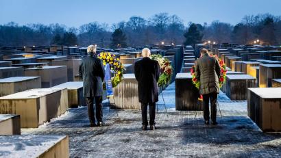 Bild: Christoph Soeder/dpa
Alexander Dobrindt (r-l, CSU), Bundesinnenminister, Josef Schuster, Präsident des Zentralrates der Juden in Deutschland, und Magnus Brunner, Kommissar für Inneres und Migration der Europäischen Union.