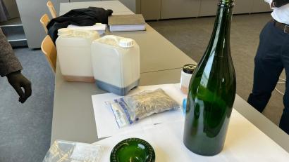 Bild: juh
Die 3-Liter-Champagner-Flasche, die im Februar 2022 in einem Weidener Restaurant ausgeschenkt worden war, wurde am Landgericht gezeigt.