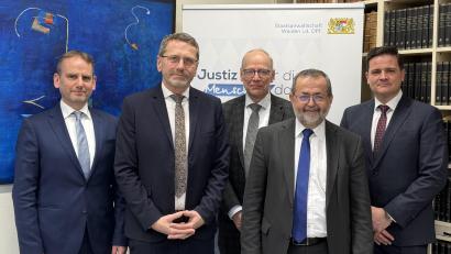 Bild: Hohlheimer
Von links: Christian Härtl (Oberstaatsanwalt in Weiden), Bernhard Voit (leitender Oberstaatsanwalt in Weiden), Michael Schrotberger (Pressesprecher der Generalstaatsanwaltschaft Nürnberg), Andreas Wimmer (ab Februar: Generalstaatsanwalt in München), Matthias Bauer (Pressesprecher der Staatsanwaltschaft Weiden).