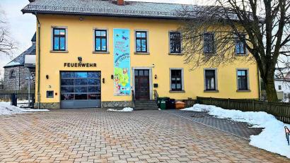 Bild: Oswald Zintl
Im ehemaligen Schulhaus in Poppenreuth sind derzeit der Kindergarten Piccolino und die Freiwillige Feuerwehr untergebracht.