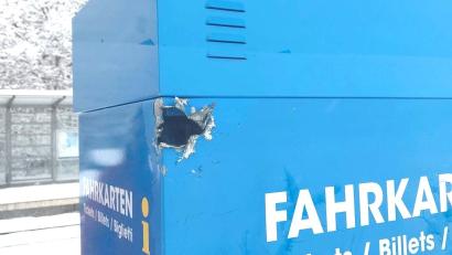 Bild: Bundespolizei
Mit Hammer und Stemmwerkzeug haben unbekannte Täter versucht, einen Fahrausweisautomaten am Haltepunkt Altenstadt an der Waldnaab aufzubrechen. An das Geld gelangten sie jedoch nicht.