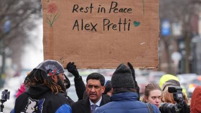 Bild: Adam Gray/AP/dpa
Die tödlichen Schüsse in Minneapolis lassen die Wut auf Trumps Regierung hochkochen.