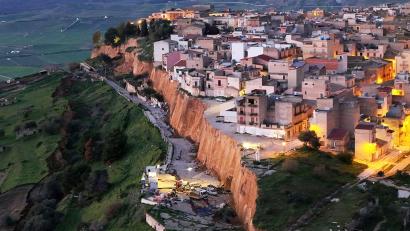 Bild: Alberto Lo Bianco/LaPresse via ZUMA Press/dpa
Nach schweren Unwettern droht in Niscemi ein Erdrutsch Teile eines Wohngebiets mitzureißen.