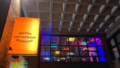 Bild: Britta Schultejans/dpa
Das Schild der Lach- und Schießgesellschaft hängt nun auf der anderen Isar-Seite.