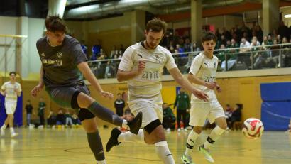 Bild: Hans Mark
Szene aus dem Finale des "Fuchsberger-Cups": DER SV Schwarzhofen (weiße Trikots) besiegte Gastgeber FC OVI/Teunz mit 2:1.