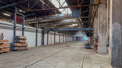 Bild: Stephan Huber
"Man sieht, dass man nichts sieht", sagt Firmenchef Thomas Bader mit Blick auf die Halle, in der der 88 Meter lange Ofen steht, der gerade allerdings aus ist.