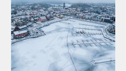 Bild: Jens Büttner/dpa
Eis bedeckt derzeit Seen der Mecklenburgischen Seenplatte - auch die Müritz.