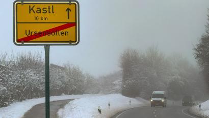 Bild: Wolfgang Steinbacher
Die B299 von Ursensollen ins zehn Kilometer entfernte Kastl. Auf dieser Straße ist auch der Bus unterwegs, der von Amberg über Ursensollen, Kastl und Lauterhofen nach Neumarkt fährt. Diese Linie war wegen des starken Schneefalls am frühen Nachmittag eingestellt worden.