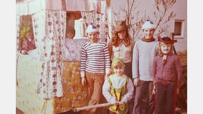 Bild: Familienarchiv Peter Partsch
In Poppenricht gab es vor Jahrzehnten einen Faschingszug, den die Siedler für Kinder aus dem Ort organisierten. Manche Familien bauten dafür extra einen Faschingswagen. Diese Aufnahme aus dem Familienarchiv von Peter Partsch stammt aus dem Jahr 1975.