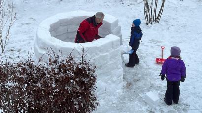 Bild: Ulrike Fuhrmann
Da der Schnee zwei Tage lang zu pulvrig war, musste die Familie eine Pause einlegen. Am Dienstag konnten sie dann endlich das Dach bauen.