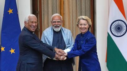Bild: Manish Swarup/AP/dpa
Feiern den erfolgreichen Abschluss der Freihandelsgespräche: EU-Ratspräsident António Costa (l), der indische Ministerpräsident Narendra Modi und EU-Kommissionspräsidentin Ursula von der Leyen.