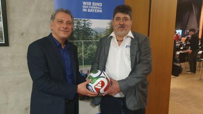 Bild: mr
Der Dürnsrichter Ludwig Held (links) gibt den Ball als Kreisspielleiter an Alfons Hirzinger weiter.
