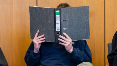 Bild: Michael Matthey/dpa
Erst Gift im Kaffee, dann 23 Schläge mit einem Eisenrohr: Nach dem Tod seiner Ex-Lebensgefährtin wird ein 41-Jähriger zu 13 Jahren Gefängnis verurteilt. (Archivbild)