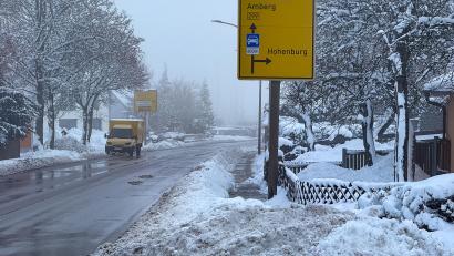 Bild: Wolfgang Steinbacher
Kräftiger Schneefall in Ursensollen fordert den Winterdienst. Doch einige Bürger klagen über den vermeintlich langsamen Einsatz.