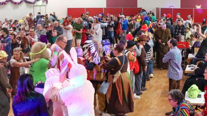 Bild: Dr. Loew Soziale Dienstleistungen, Jürgen Käs
Bunte Kostüme und volle Tanzfläche beim Dr. Loew-Faschingsball in Nabburg.