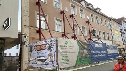 Bild: ass
Das Husselhaus in Amberg ist nur noch eine Fassade. Es erinnert an das Apachen-Pub aus Michael Bully Herbigs Kultfilm "Der Schuh des Manitu.