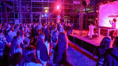 Archivbild: Wolfgang Steinbacher
Beste Stimmung beim Kirschblütenfestival im April 2025 auf dem OTH-Campus in Amberg. Mit dem Schneeflockenfestival steigt die zweite Veranstaltung der Festivalreihe auf dem Weidener Campus.