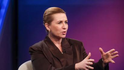 Bild: Oliver Ziebe/WDR/dpa
Die dänische Regierungschefin Mette Frederiksen zieht eine klare rote Linie: Wir geben kein grönländisches Territorium ab.