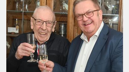 Bild: gf
Der 90. Geburtstag ist ein Grund, mit einem Glas Sekt anzustoßen. Bürgermeister Martin Preuß (rechts) gratuliert Wolfgang Losch zum Geburtstag.