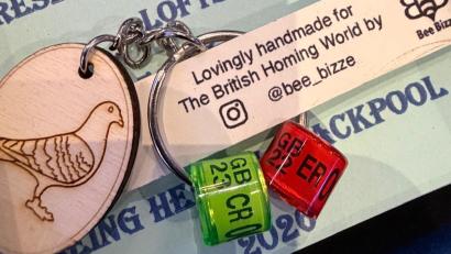 Bild: Konrad Meierhofer
Die beiden Taubenringe tragen das Signet von König Charles und der verstorbenen Queen Elisabeth: ER für Elisabeth Regina und CR für Charles Rex. Konrad Meierhofer wurden sie bei der British Homing World Show im pompösen Winters Garden in Blackpool verliehen.