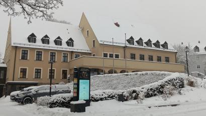 Bild: as
Wer wird die nächsten sechs Jahre Chef im Landratsamt Tirschenreuth? Fünf Kandidaten und eine Kandidatin gehen am 8. März ins Rennen. Wenn niemand auf Anhieb mehr als 50 Prozent der abgegebenen Stimmen auf sich vereinigt, gibt es zwei Wochen später eine Stichwahl.