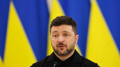Bild: Mindaugas Kulbis/AP/dpa
Der ukrainische Präsident Wolodymyr Selenskyj sieht eine EU-Mitgliedschaft für sein Land schon 2027 als wichtige Sicherheitsgarantie. (Archivbild)