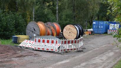 Bild: bnr
Es werden noch einige Jahre vergehen, bis im Markt Schwarzenfeld an vielen Orten die Kabeltrommeln für den Glasfaserausbau zu sehen sind. Erste Schätzungen reichen bis 2032, bis alle Adressen angeschlossen sind.
