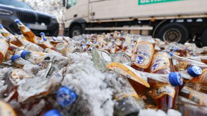 Bild: Daniel Löb/dpa
Die Bundesstraße 470 war nach dem Unfall für die Bergung der Ladung gesperrt.