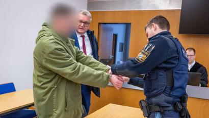 Bild: Armin Weigel/dpa
Die Maßkrugattacke auf einem Volksfest werteten die Richter als versuchten Mord. (Archivbild)