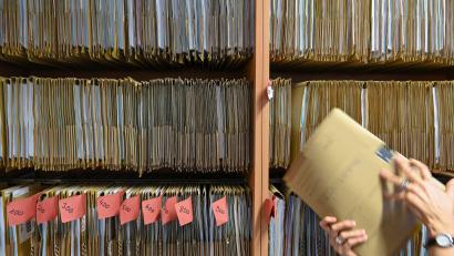 Bild: Arne Dedert/dpa
Bayerns Verwaltungsvorschriften geht es weiter an den Kragen - bis Ende des Jahres sollen noch viele Hundert gestrichen werden. (Illustration)