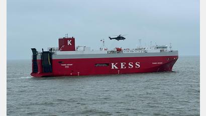 Bild: --/Havariekommando/dpa
Der Frachter wurde zurück in den Emder Hafen geschleppt.
